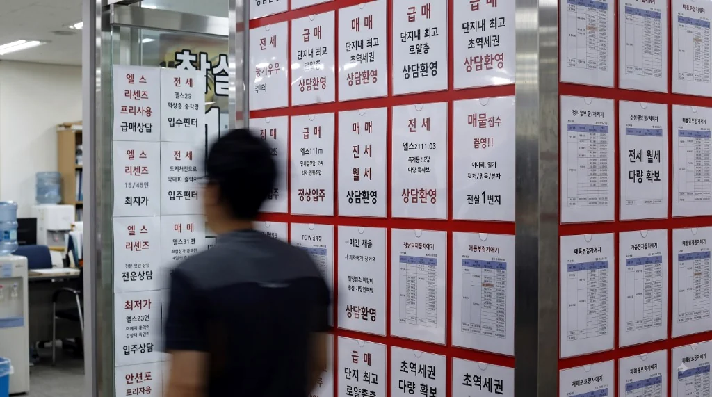 비거주 1주택자 종합부동산세 개편안 논란 속에 부동산 중개업소 아파트 매매 전세 매물판 앞을 지나가는 시민 실사